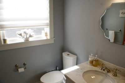 Darkwoods, Edgartown - Blue Bathroom