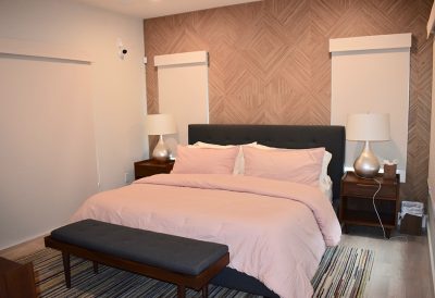 East Chop Munroe Avenue - Bedroom with Modern Wallpaper