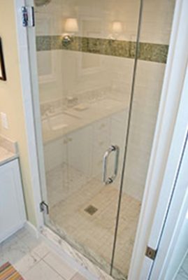 Rustling Oaks - Shower with Glass Doors
