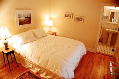 Upper Makonikey, Lamberts Cove - Cozy Bedroom